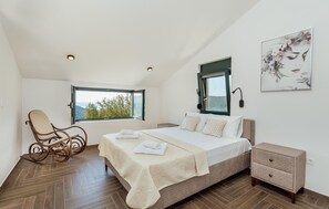 4 bedrooms, travel cot, free WiFi, bed sheets - Nice home in Igalo with house sea view (Igalo)