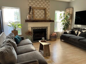 TV connectée, cheminée, écrans d'ordinateur, imprimantes