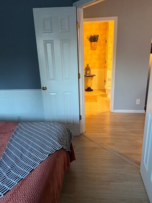 6 bedrooms, desk, iron/ironing board, WiFi