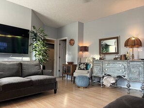 TV connectée, cheminée, écrans d'ordinateur, imprimantes