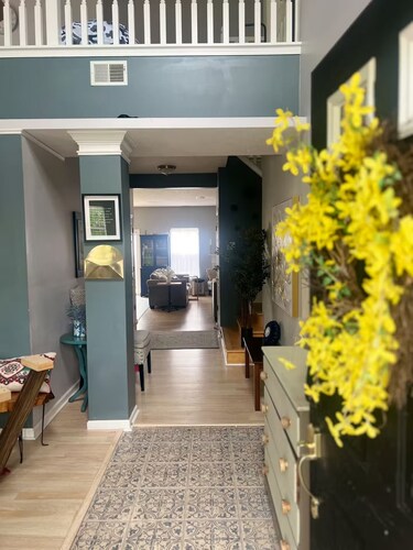 Grand Park 9 min - spacious -game house!  Ruoff music 7 min- 7 Beds sleeps 14 