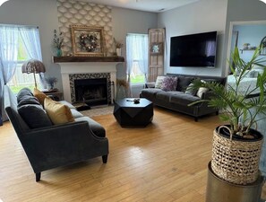 Smart TV, chimenea, monitor de computadora y impresora 