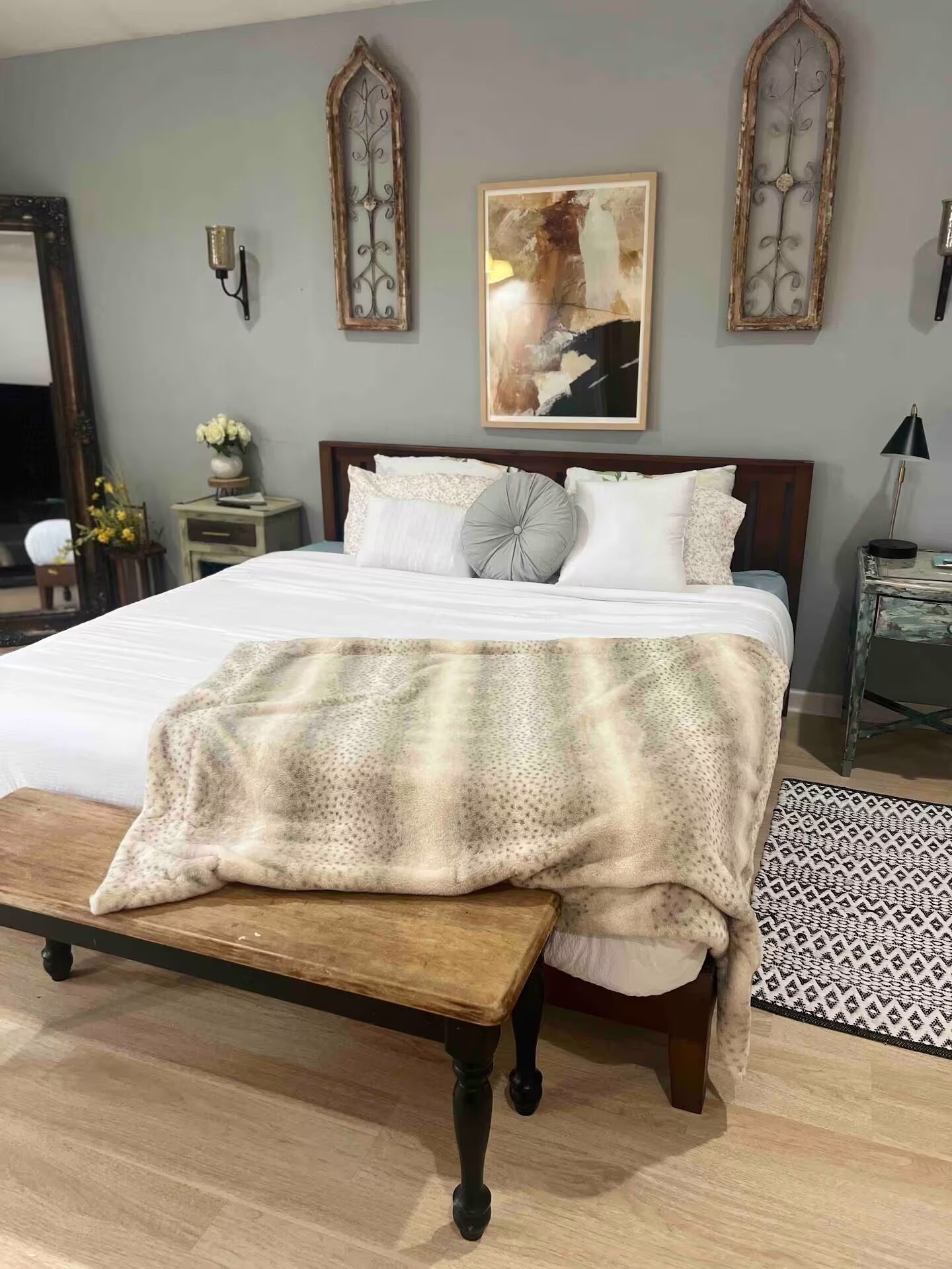 6 bedrooms, desk, iron/ironing board, WiFi