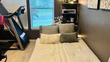 6 bedrooms, desk, iron/ironing board, WiFi
