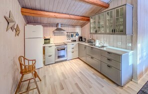 Kühlschrank, Ofen, Herdplatte, Wasserkocher mit Kaffee-/Teezubehör