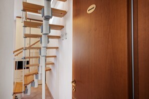 Interior - Room 'Girasole' with Wi-Fi and Air Conditioning (Levanto)