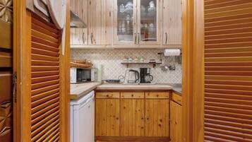 Réfrigérateur, micro-ondes, plaque de cuisson, bouilloire électrique