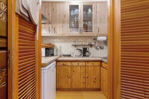 Réfrigérateur, micro-ondes, plaque de cuisson, bouilloire électrique