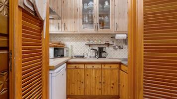 Fridge, microwave, stovetop, electric kettle