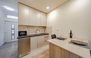 Frigorífico, placa de cocina y cafetera o tetera