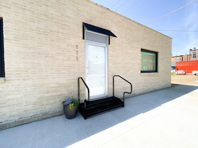 Modern meets historic charm! Unique stay in historic little town on the prairie 
