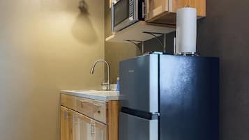 Refrigerador, microondas, parrilla de estufa y cafetera y tetera