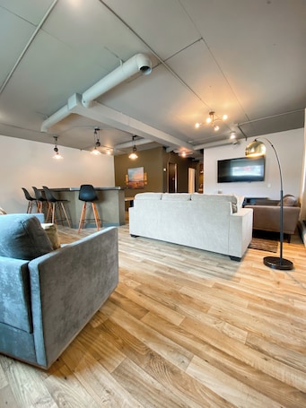 Smart TV, books. Modern meets historic charm! Unique stay in historic little town on the prairie