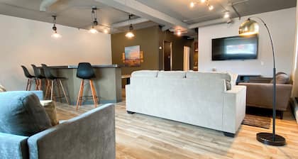 Modern meets historic charm! Unique stay in historic little town on the prairie