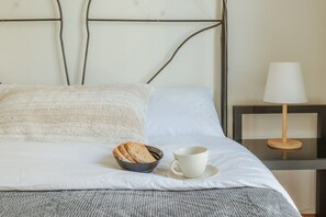 1 bedroom, bed sheets