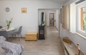 2 bedrooms, travel cot, free WiFi, bed sheets