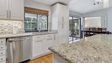 Een koelkast, een oven, een kookplaat, een vaatwasser