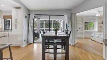 3 slaapkamers, een strijkplank/strijkijzer, reisbedje, gratis wifi