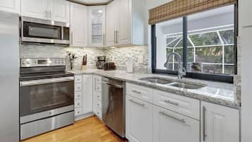 Een koelkast, een oven, een kookplaat, een vaatwasser