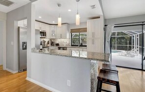 Kjøleskap, ovn, kokeplater og oppvaskmaskin