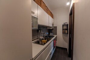 Appartement, balcon | Cuisine privée | Grand réfrigérateur, four, plaque de cuisson, cafetière/bouilloire