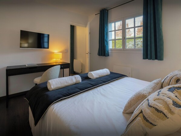 4 bedrooms, iron/ironing board, WiFi, bed sheets