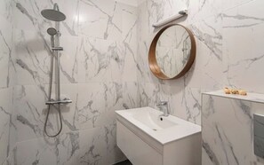 Shower, hair dryer, towels, soap - Stylishly Apartment in Central Sofia with parking (Sofia)
