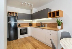 Microondas, horno, placa de cocina y lavavajillas