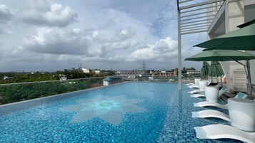 Una piscina al aire libre