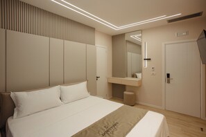 Double Room | Laptop workspace, free cribs/infant beds, free WiFi - DownTown Hotel (Shkodër)