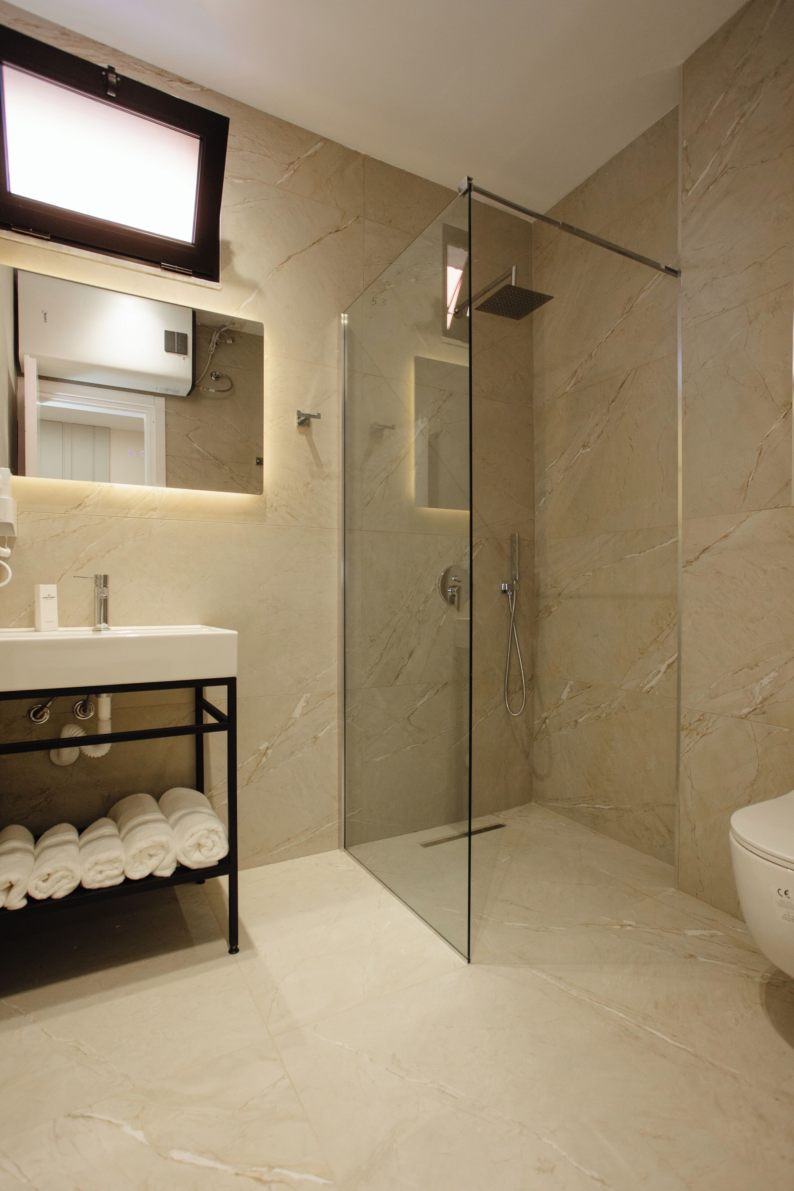 1 Double + 1 Single Bed | バスルーム | ヘアドライヤー、バスローブ、スリッパ、ビデ