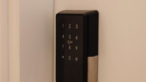 Une porte moderne dotée d’un système de verrouillage à clavier numérique.