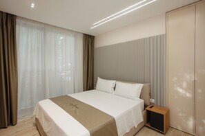 Kahden hengen huone, kaupunkinäköala | Kannettavalle tietokoneelle sopiva työtila, ilmaiset vauvansängyt