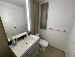 Hårføner, håndklær, såpe og toalettpapir