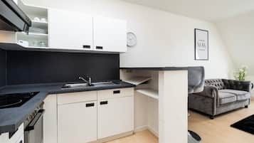 Kühlschrank, Ofen, Herdplatte, Wasserkocher mit Kaffee-/Teezubehör