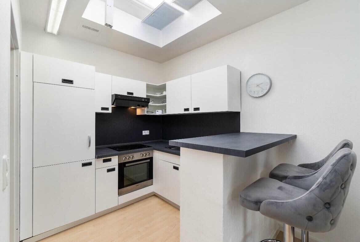 Kühlschrank, Ofen, Herdplatte, Wasserkocher mit Kaffee-/Teezubehör