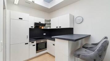 Kühlschrank, Ofen, Herdplatte, Wasserkocher mit Kaffee-/Teezubehör