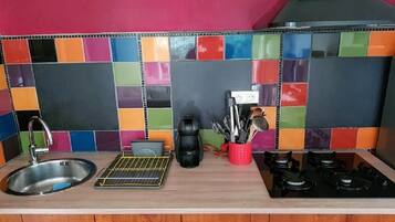 Køleskab, mikrobølgeovn, kogeplade, kaffe-/temaskine