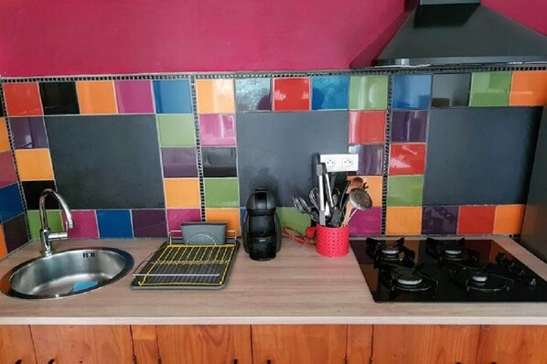 Kühlschrank, Mikrowelle, Herdplatte, Wasserkocher mit Kaffee-/Teezubehör