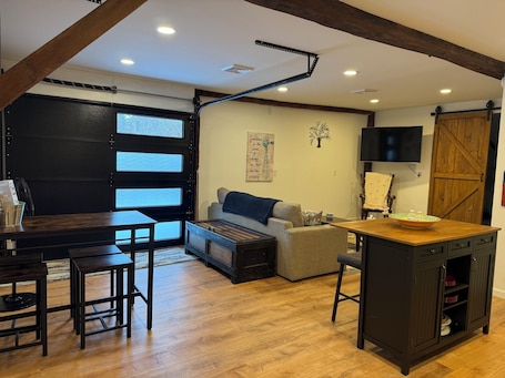 Smart TV, stereo. Charming 1-bedroom apartment in Greene for up to 4 guests, family & dog friendly