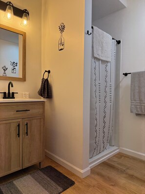 Shower, hair dryer, towels, soap - Charming 1-bedroom apartment in Greene for up to 4 guests, family & dog friendly (Greene)