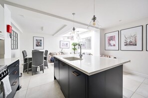 Refrigerador, microondas, horno y lavavajillas 