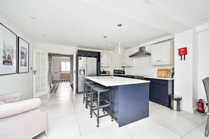 Refrigerador, microondas, horno y lavavajillas 