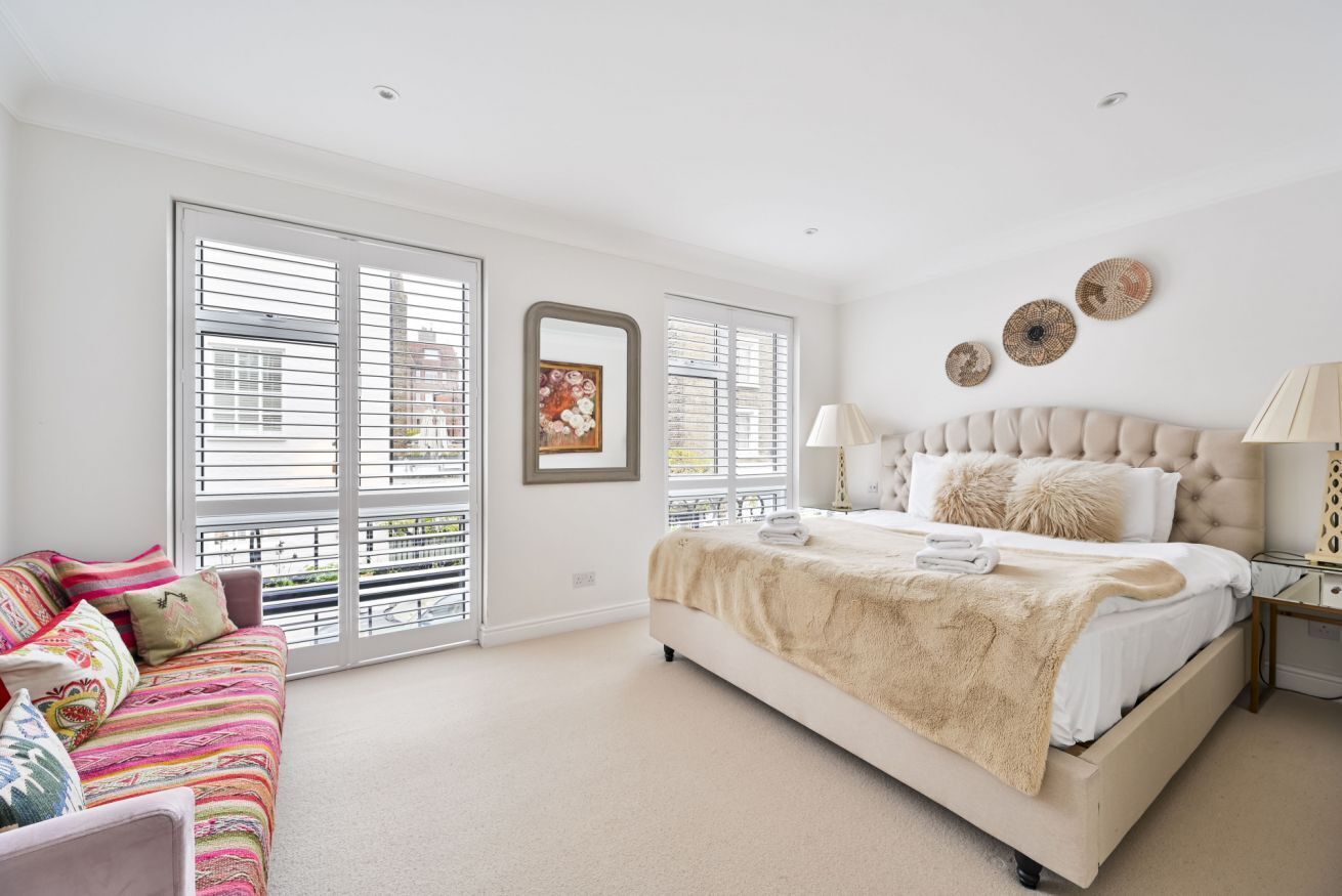 3 bedrooms, desk, iron/ironing board, travel cot