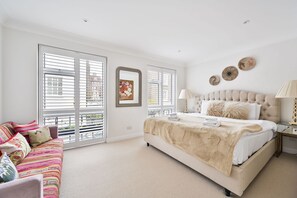 3 bedrooms, desk, iron/ironing board, travel cot