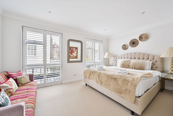 3 habitaciones, escritorio y tabla de planchar con plancha 