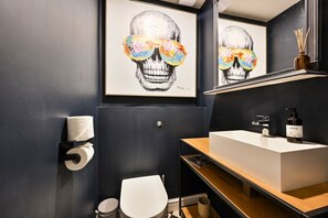 Séchoir à cheveux, serviettes fournies, shampooing, papier de toilette