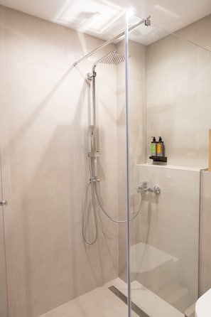 Comfort suite, uitzicht op stad | Badkamer | Een douche, een haardroger, handdoeken, zeep