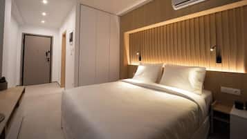 Suite Comfort, vista città | Biancheria da letto di alta qualità, copriletto in piuma
