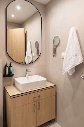Een douche, een haardroger, handdoeken, zeep